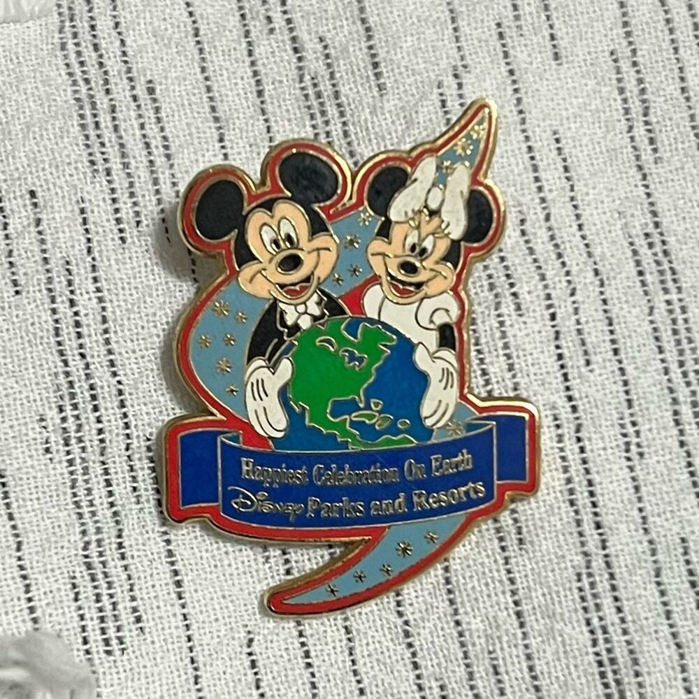 WDW Resorts Energizer Disney Parks Trading Pin Collection Mickey & Minnie 2005